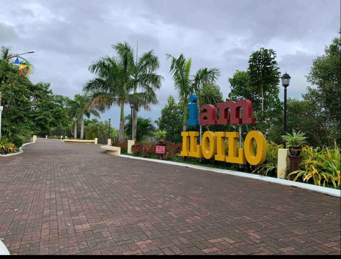 One Spatial Two Bedroom Condominium Unit With Pool And Gym Free Netflix And Wifi Iloílo Exterior foto
