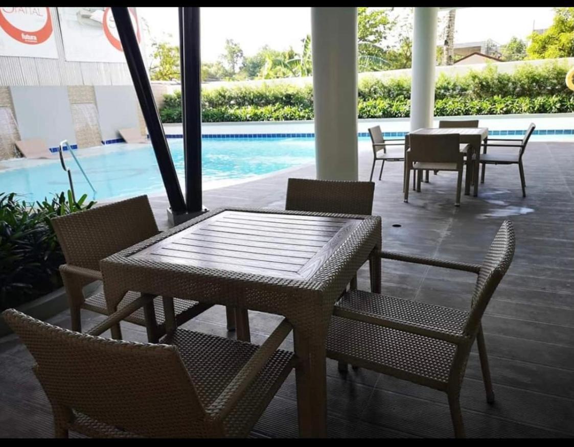 One Spatial Two Bedroom Condominium Unit With Pool And Gym Free Netflix And Wifi Iloílo Exterior foto