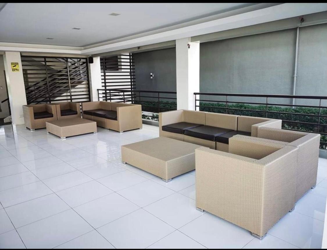 One Spatial Two Bedroom Condominium Unit With Pool And Gym Free Netflix And Wifi Iloílo Exterior foto