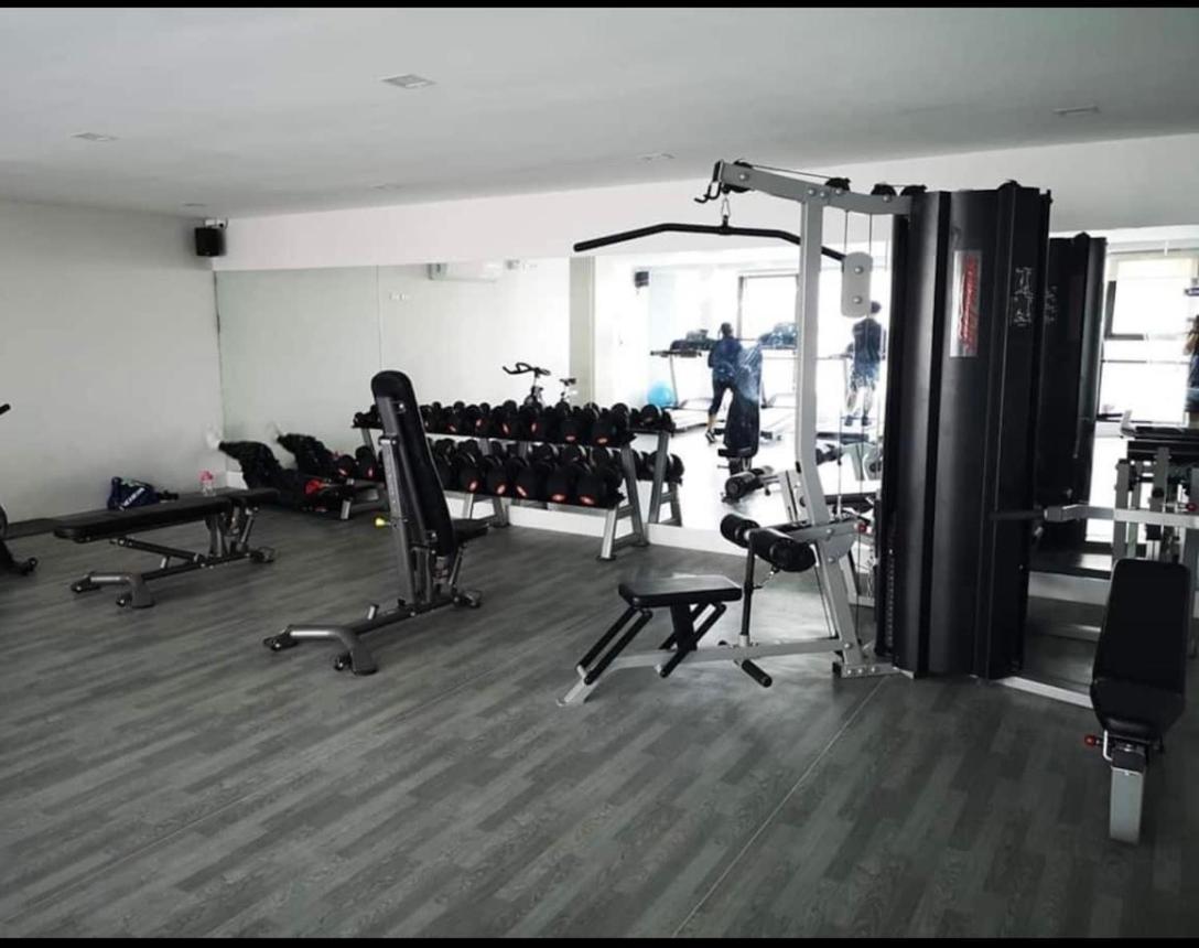 One Spatial Two Bedroom Condominium Unit With Pool And Gym Free Netflix And Wifi Iloílo Exterior foto